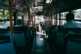 早朝の薄暗い通勤バスの車内